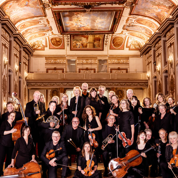 Orchester posiert im festlich erleuchteten Haydnsaal