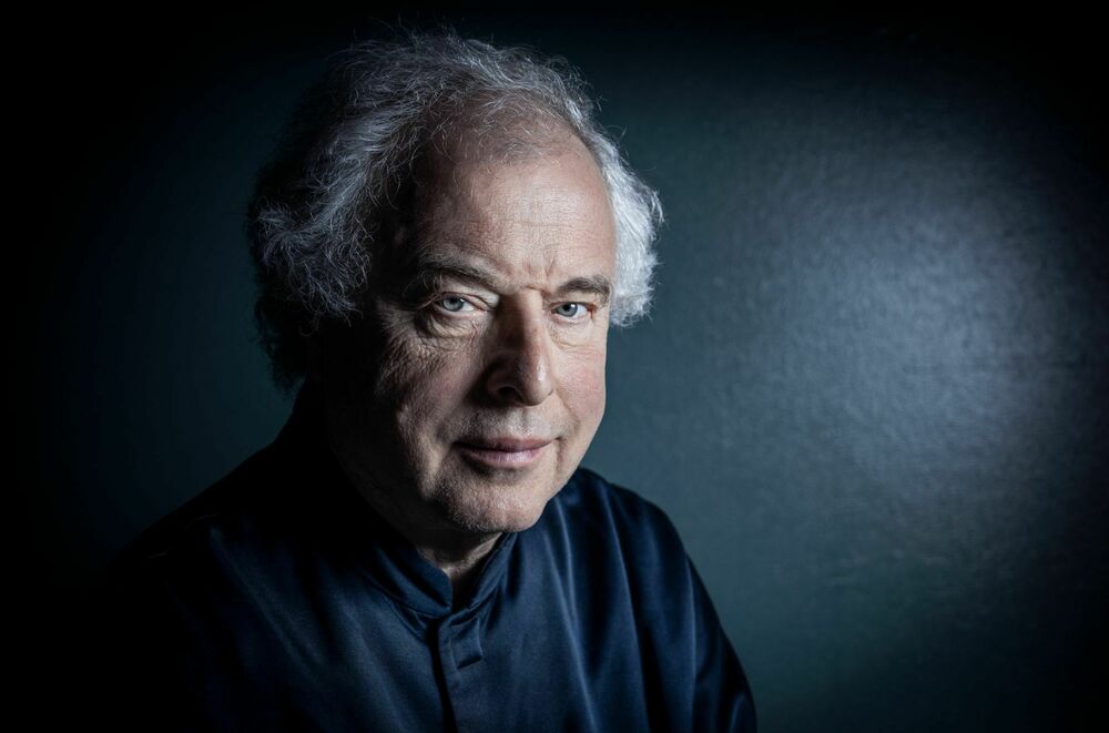 Portrait von Sir Andras Schiff, ein älterer Herr vor einem dunklen Hintergrund